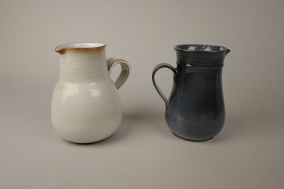 deux vases posés l'un à côté de l'autre sur une table