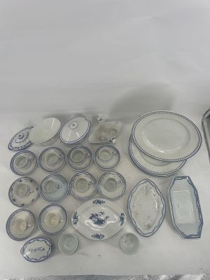 de nombreux types d'assiettes et de bols différents sur la table