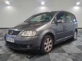 une photo d'un VW Tourer gris garé sur un sol à damier