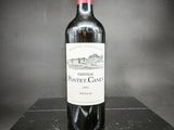 une bouteille de vin posée sur une boîte noire