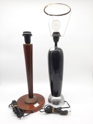 une lampe posée à côté d'une autre lampe qui se trouve sur une table