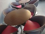 de nombreuses chaises et tables alignées dans une pièce