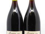 deux bouteilles de vin rouge posées l'une à côté de l'autre sur une surface blanche