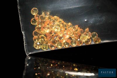 un sac transparent rempli d'une multitude de perles dorées