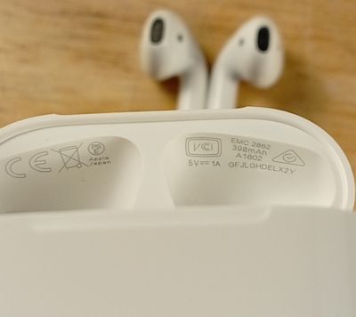 deux AirPods posés sur une table