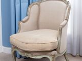 une chaise qui se trouve devant une fenêtre