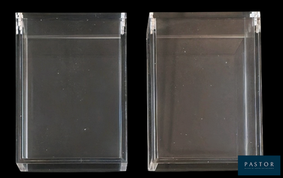 deux boîtes en plastique transparent posées sur un fond noir