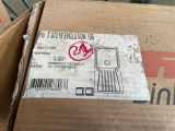 une boîte en carton avec un autocollant dessus, posée sur une table