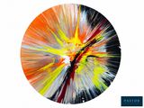 peinture abstraite représentant un objet circulaire multicolore sur fond blanc