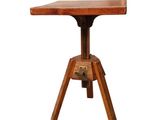 une petite table avec un plateau en bois sur fond blanc