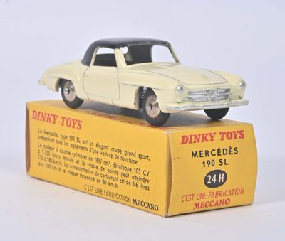une voiture jouet posée sur une boîte