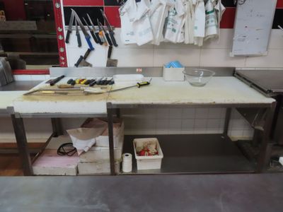 une photo d'un plan de travail de cuisine sur lequel sont posés des outils