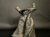 sculpture représentant une femme tenant un oiseau dans ses mains