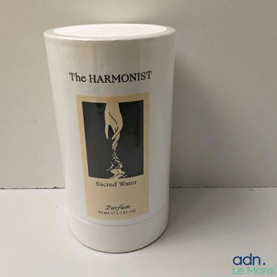 une tasse blanche avec une étiquette, posée sur une table