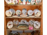 de nombreuses assiettes et bols posés sur une étagère dans un placard