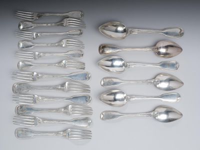 beaucoup de cuillères en argent et de cuillères à soupe sur une table