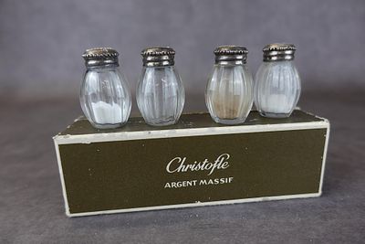 Suite de quatre salerons en verre et argent.