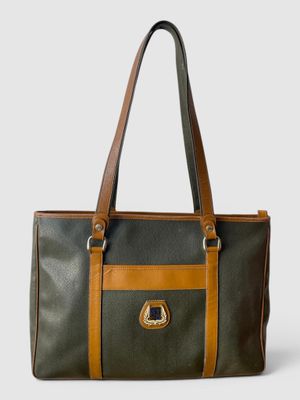 le grand sac fourre-tout vert et marron est représenté sur un fond blanc