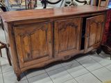 une grande armoire en bois surmontée d'un miroir