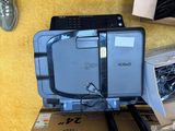 un appareil photo posé sur une boîte