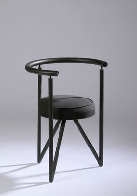 une image représentant une chaise noire avec une assise noire sur fond blanc