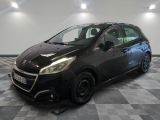 la petite voiture noire est garée dans le garage sur un sol en damier
