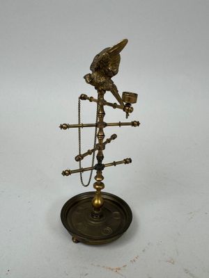 une vieille horloge en laiton surmontée d'un oiseau