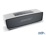 L'enceinte Bluetooth Bose est blanche et intègre un micro.