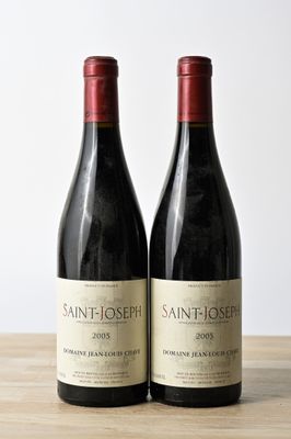 deux bouteilles de vin posées l'une à côté de l'autre sur une table en bois