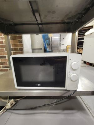 un micro-ondes posé sur un comptoir dans une cuisine