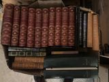 plusieurs livres empilés sur une table