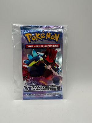 un gros plan sur un paquet de cartes Pokémon posé sur une table