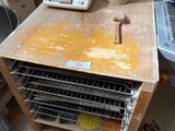 une photo d'une cuisine avec une cuisinière et un plan de travail