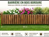une jardinière en bois posée au milieu d'un champ verdoyant
