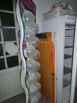 un réfrigérateur rempli de ballons