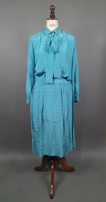une robe et une veste bleues pour femme, présentées sur un mannequin