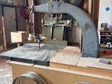 une machine posée sur une table dans une pièce