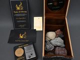 une image représentant une boîte contenant des cailloux et d'autres objets posée sur une table