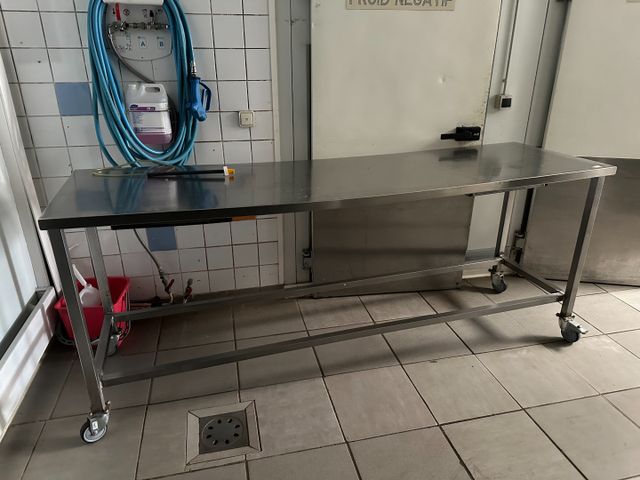 Table inox sur roulettes, entretoise, plateau 240x70 légèrement v...