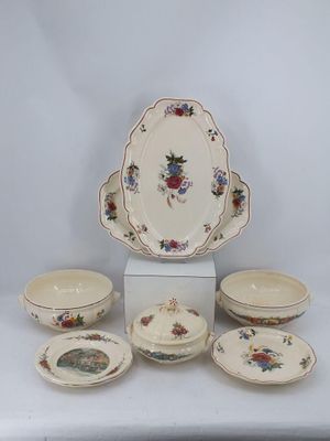 une table blanche sur laquelle sont posés plusieurs assiettes et bols