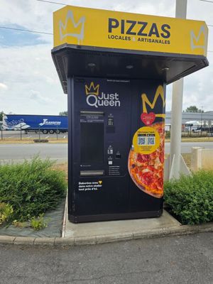 un distributeur automatique sur lequel est représentée une pizza