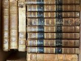 de nombreux livres anciens dans un carton posé sur une table