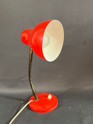une photo d'une lampe de table rouge dont la lumière est blanche