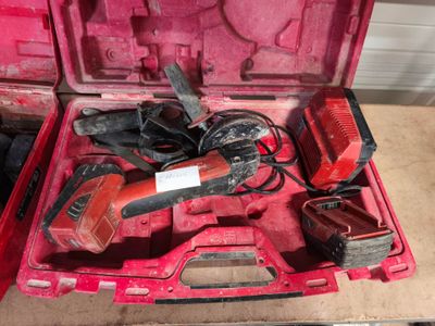 une boîte à outils rouge avec des outils sur le sol