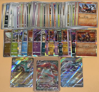 beaucoup de cartes sur la table avec beaucoup d'entre eux