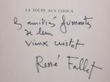 someone wrote a note on the wall of a restaurant in paris