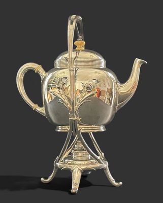 Samovar en métal argenté, le support à motif feuillagé