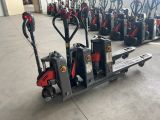 de nombreux types différents de transpalettes électriques dans un entrepôt