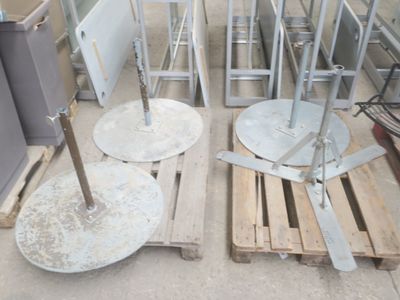 deux parapluies posés sur des palettes dans une pièce