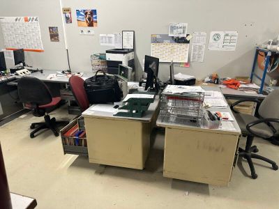 un bureau où règne le désordre et où les bureaux sont encombrés